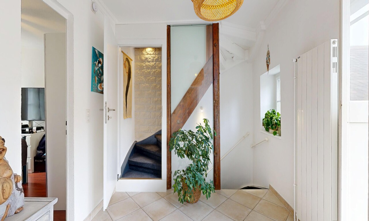 escaliers avec inside property, cloison sèche, drywall, télévision, et escaliers