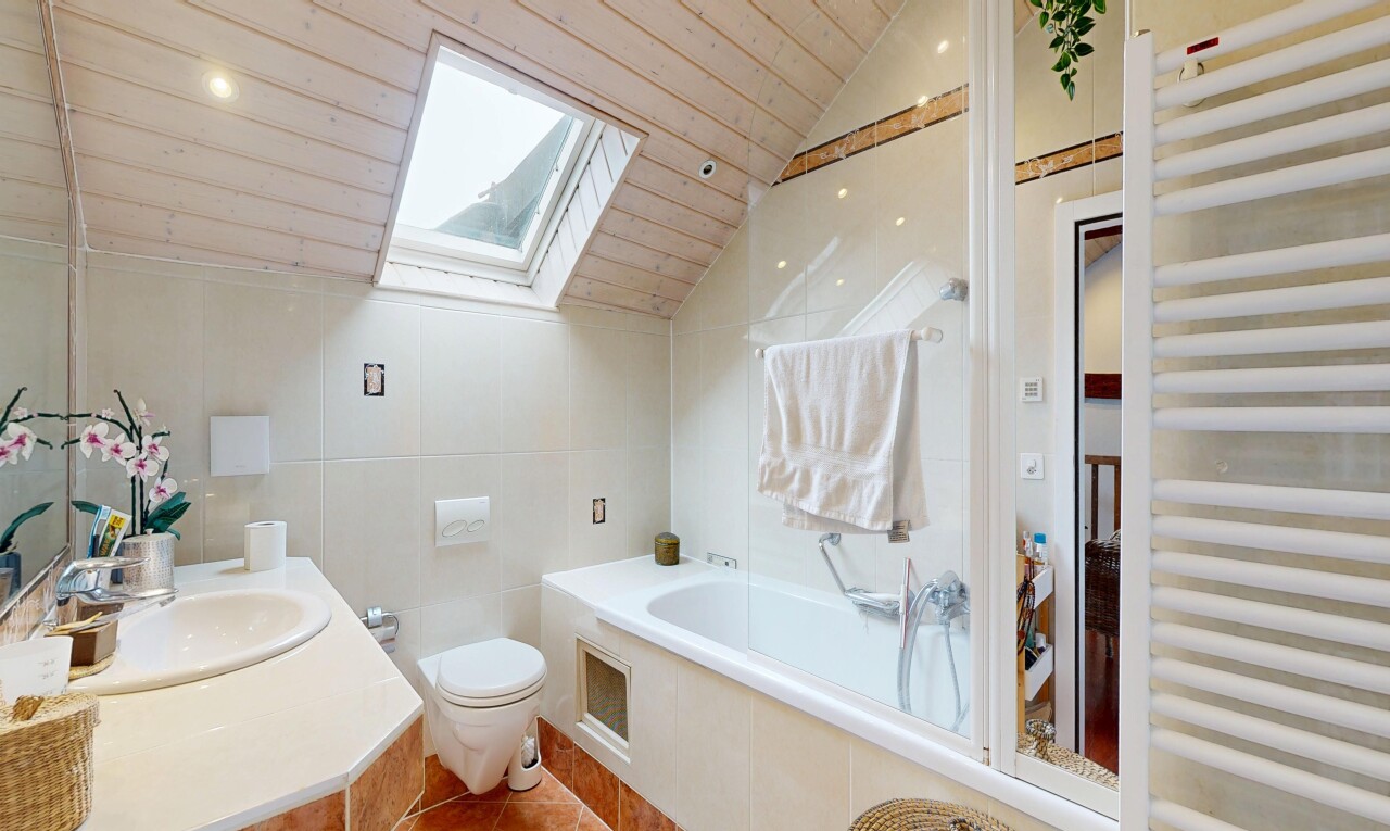 salle de bains avec chauffe-serviettes, radiateur, inside property, salle de bain complète, et évier