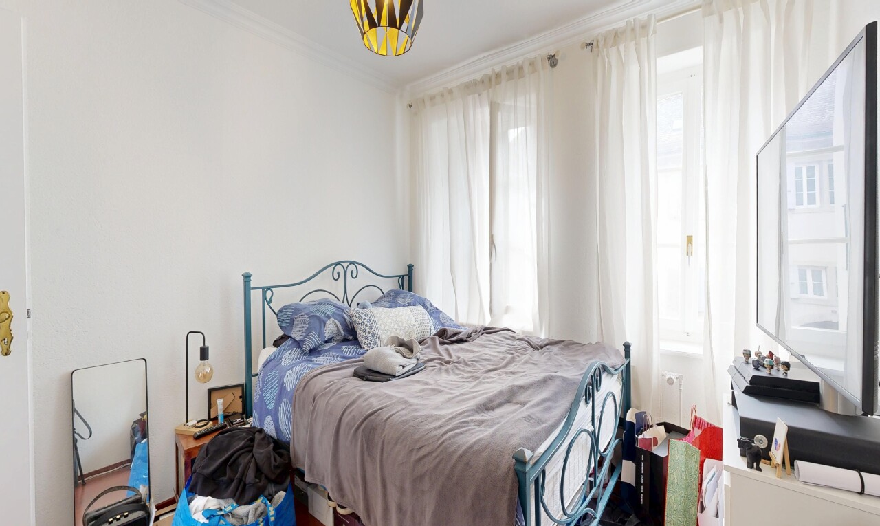 chambre avec télévision, inside property, lumière naturelle, natural light, et cloison sèche