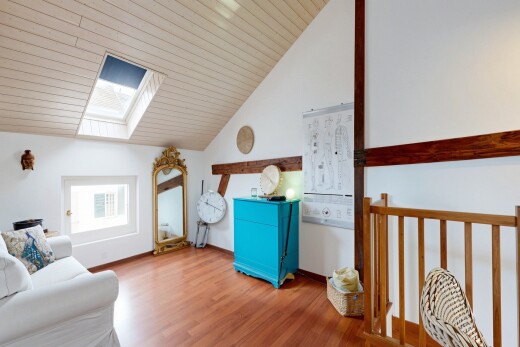 wohnzimmer mit dachfenster, gipskartonwand, drywall, holzfußboden, und wood finish floor