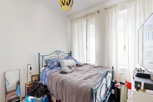zimmer / schlafzimmer mit fernseher, inside property, natürliches licht, natural light, und gipskartonwand
