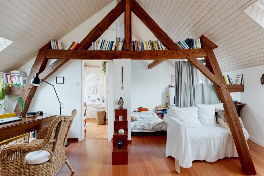 chambre avec puits de lumière, wood finish floor, sol en finition bois, inside property, et wood ceiling
