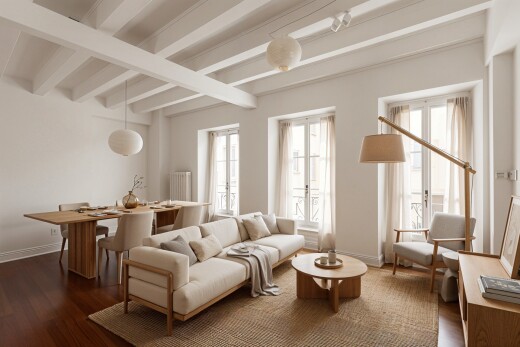 salon / salle à manger avec inside property, plafond à poutres, beamed ceiling, sol en finition bois, et wood finish floor