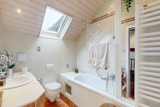 salle de bains avec chauffe-serviettes, radiateur, inside property, salle de bain complète, et évier