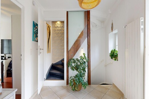 escaliers avec inside property, cloison sèche, drywall, télévision, et escaliers