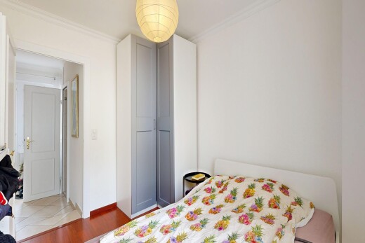 zimmer / schlafzimmer mit inside property, kronenstuck, crown molding, gipskartonwand, und drywall