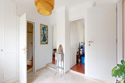 couloir avec drywall, cloison sèche, inside property, tile floor, et sol en carrelage