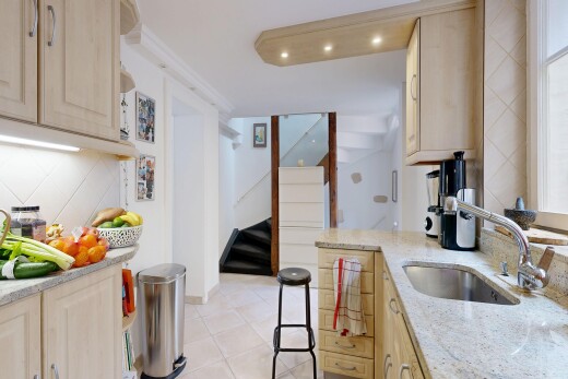 cuisine avec light brown cabinets, armoires marron clair, light countertops, light floor, et stone countertops