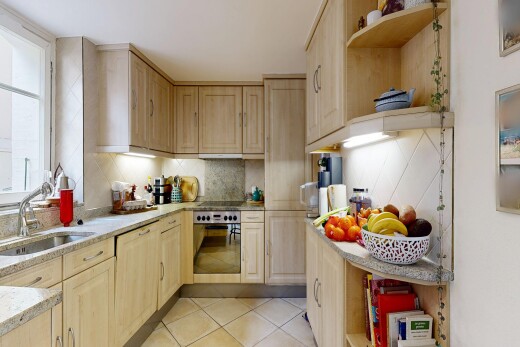 cuisine avec light brown cabinets, armoires marron clair, light countertops, four, et open shelves