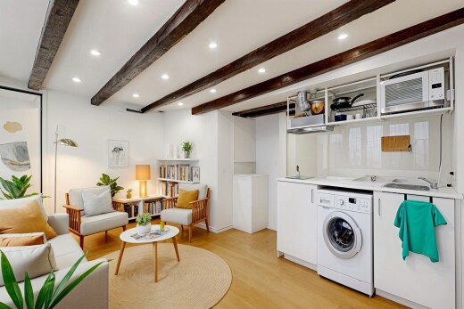 buanderie avec sol en finition bois, wood finish floor, inside property, buanderie, et cloison sèche