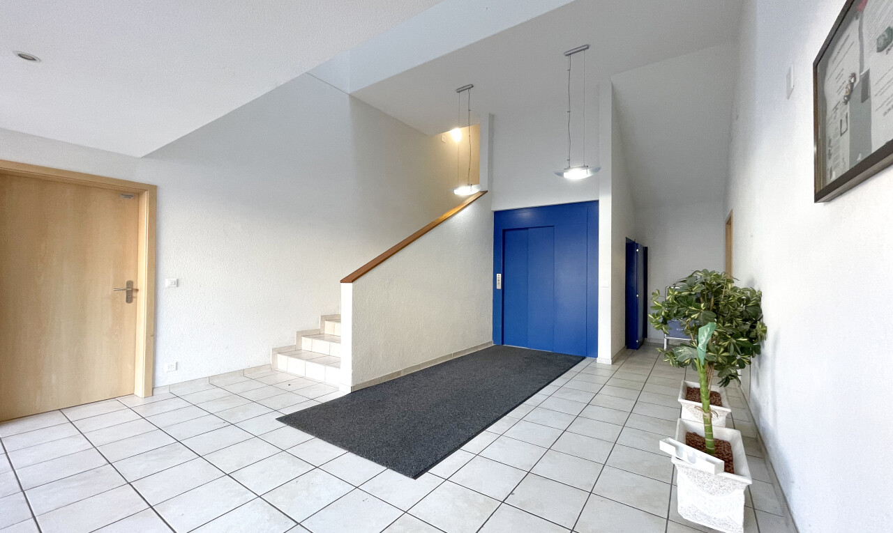 rezeption / lobby mit high ceiling, inside community, drywall, treppen, und tile floor