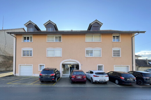 extérieur du bâtiment avec from community, day time, et parking