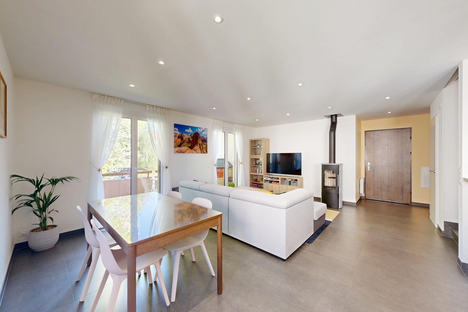 salon / salle à manger avec drywall, cloison sèche, recessed lighting, éclairage encastré, et natural light