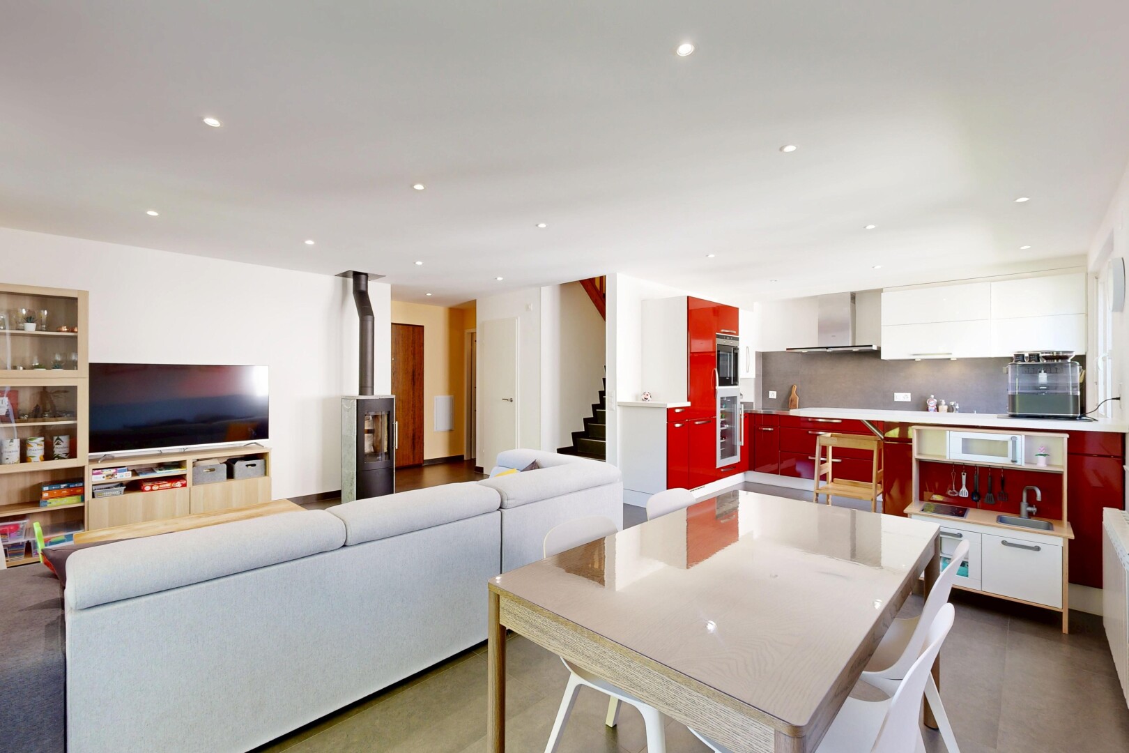salon / salle à manger avec inside property, télévision, éclairage encastré, recessed lighting, et escaliers