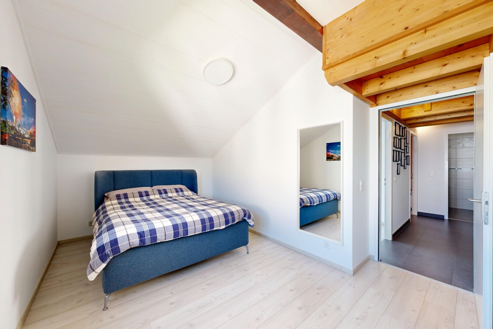 chambre avec drywall, cloison sèche, wood finish floor, sol en finition bois, et low ceiling