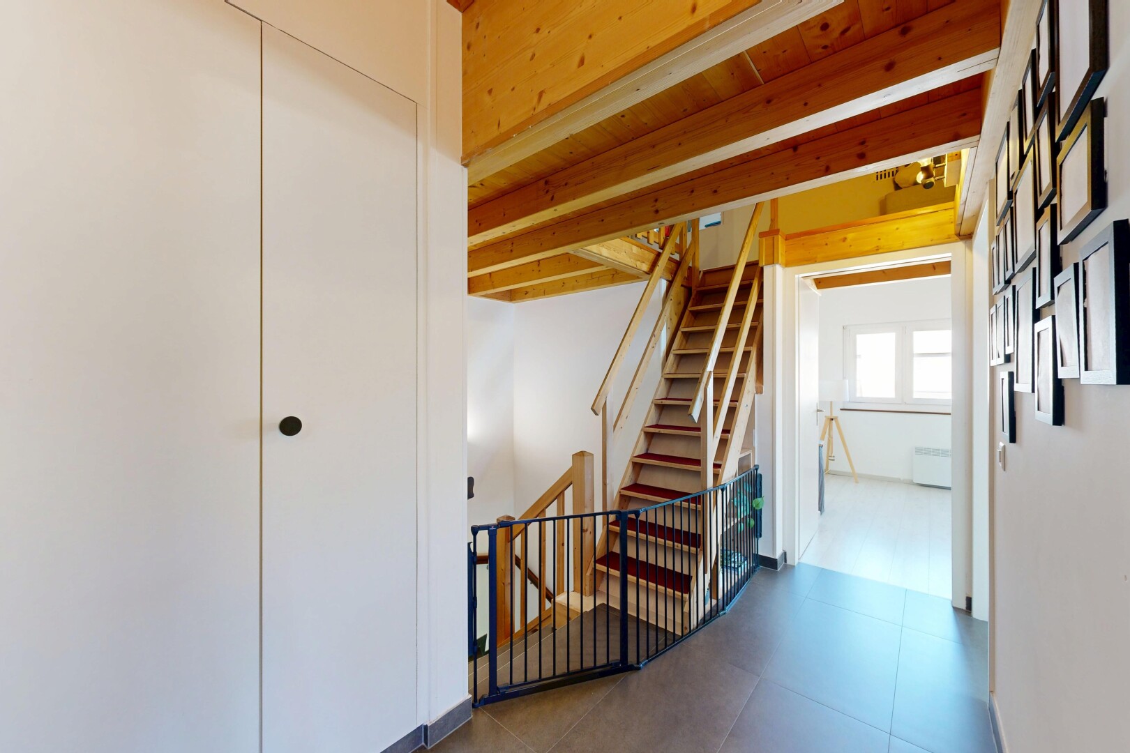 escaliers avec inside property, escaliers, natural light, lumière naturelle, et drywall