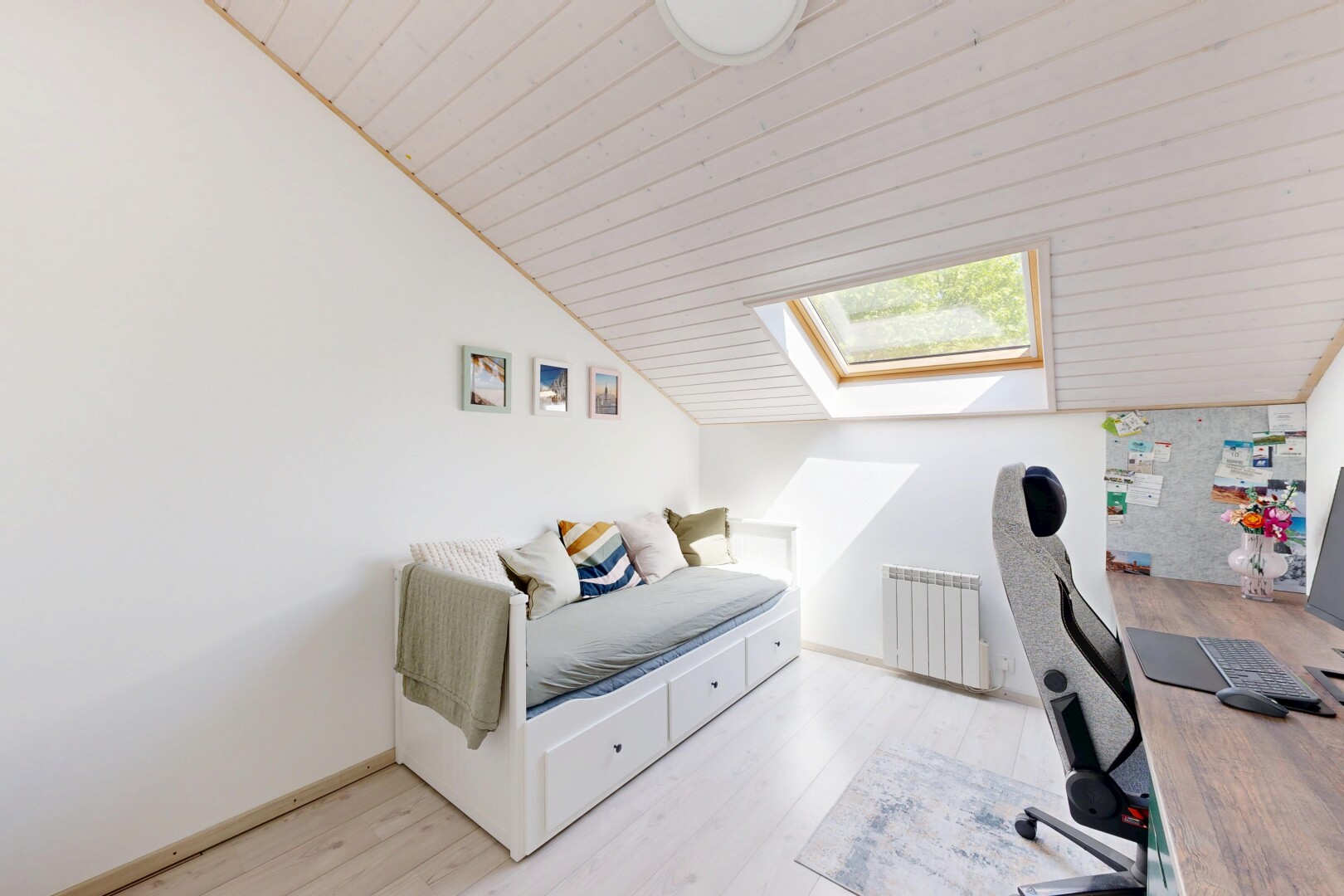 chambre avec pièce supplémentaire, inside property, puits de lumière, sol en finition bois, et wood finish floor