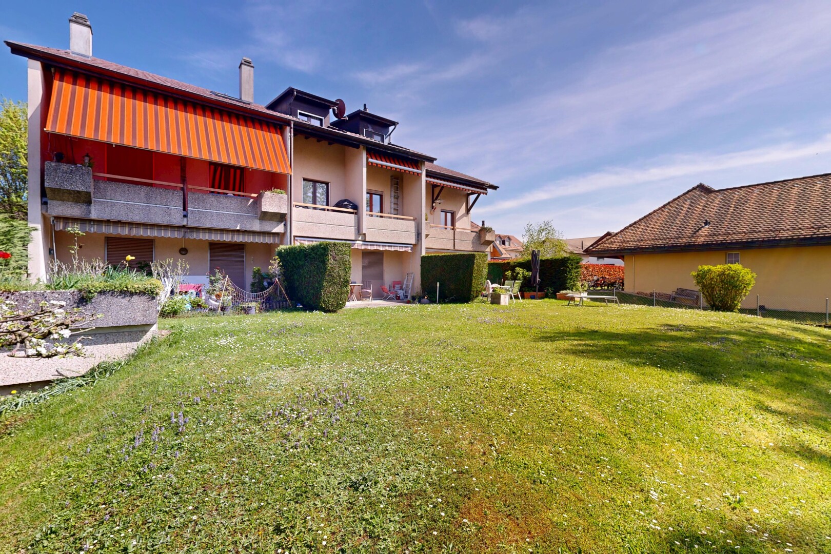 außenansicht mit balkon, rasen, schornstein, und day time