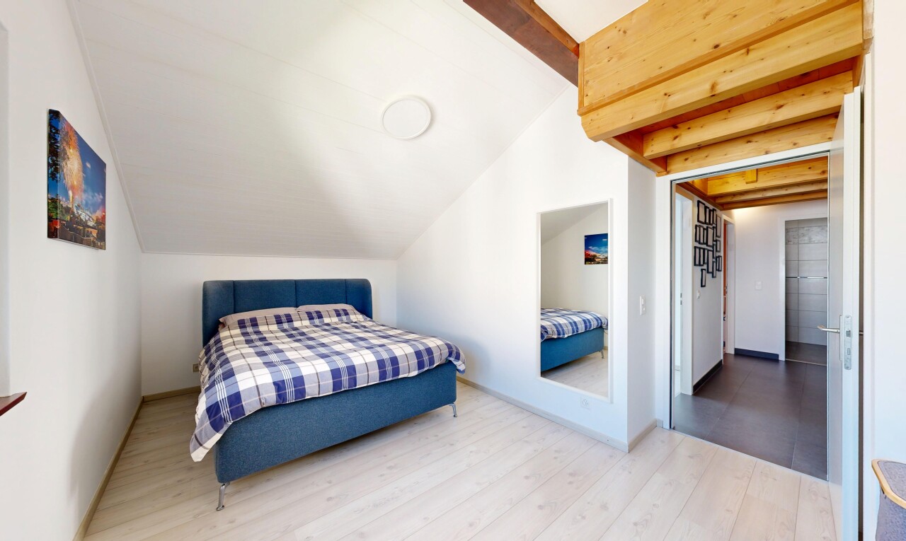 chambre avec drywall, cloison sèche, wood finish floor, sol en finition bois, et low ceiling