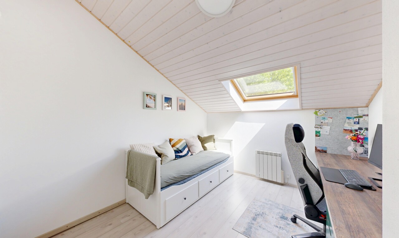 chambre avec pièce supplémentaire, inside property, puits de lumière, sol en finition bois, et wood finish floor