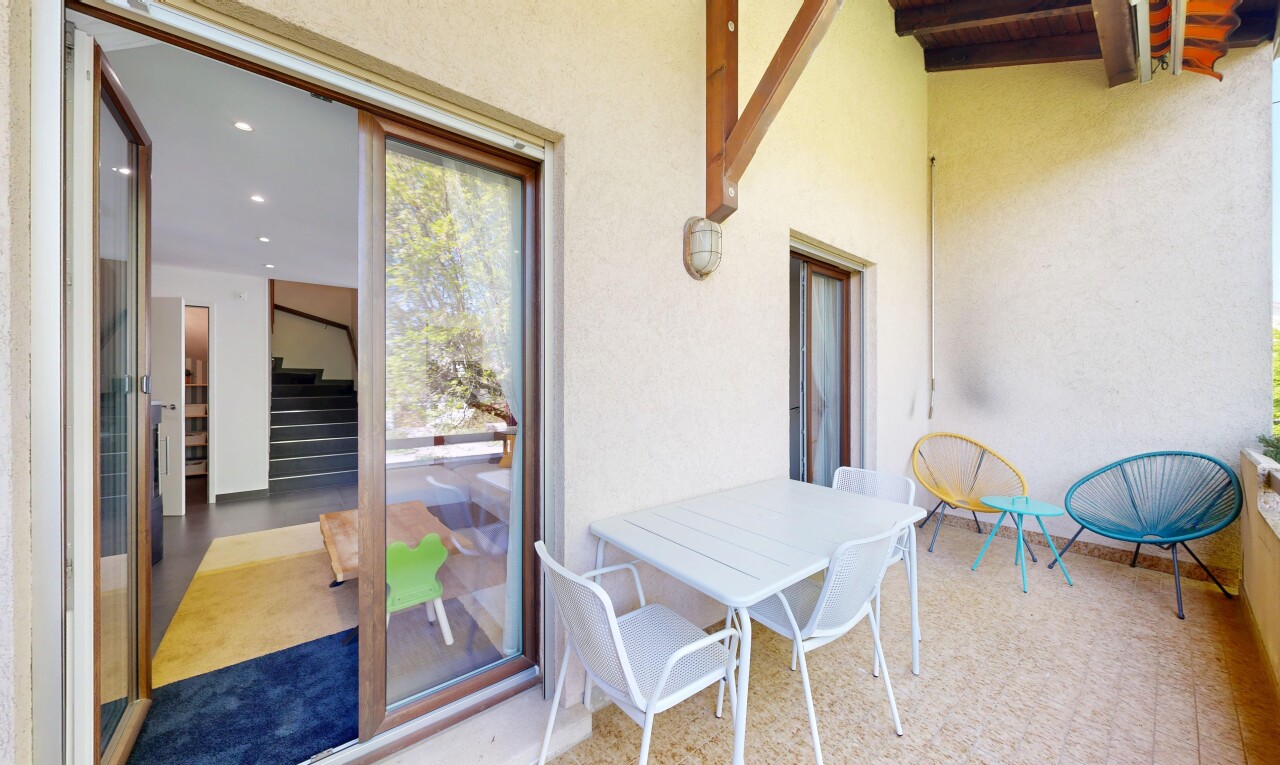 terrasse avec coin repas extérieur et balcon