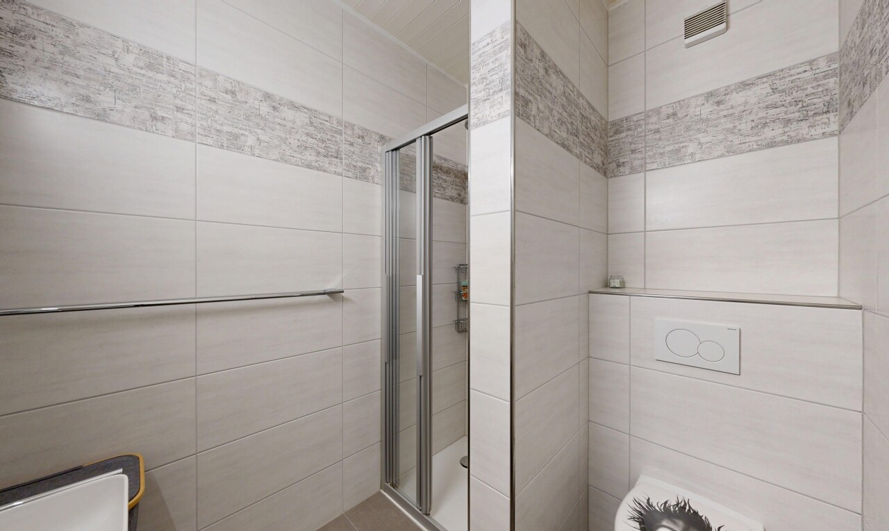 salle de bains avec toilette, douche, salle de bain complète, inside property, et ventilation
