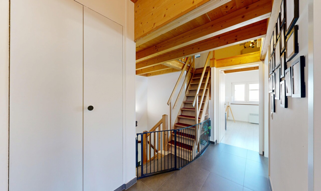 escaliers avec inside property, escaliers, natural light, lumière naturelle, et drywall