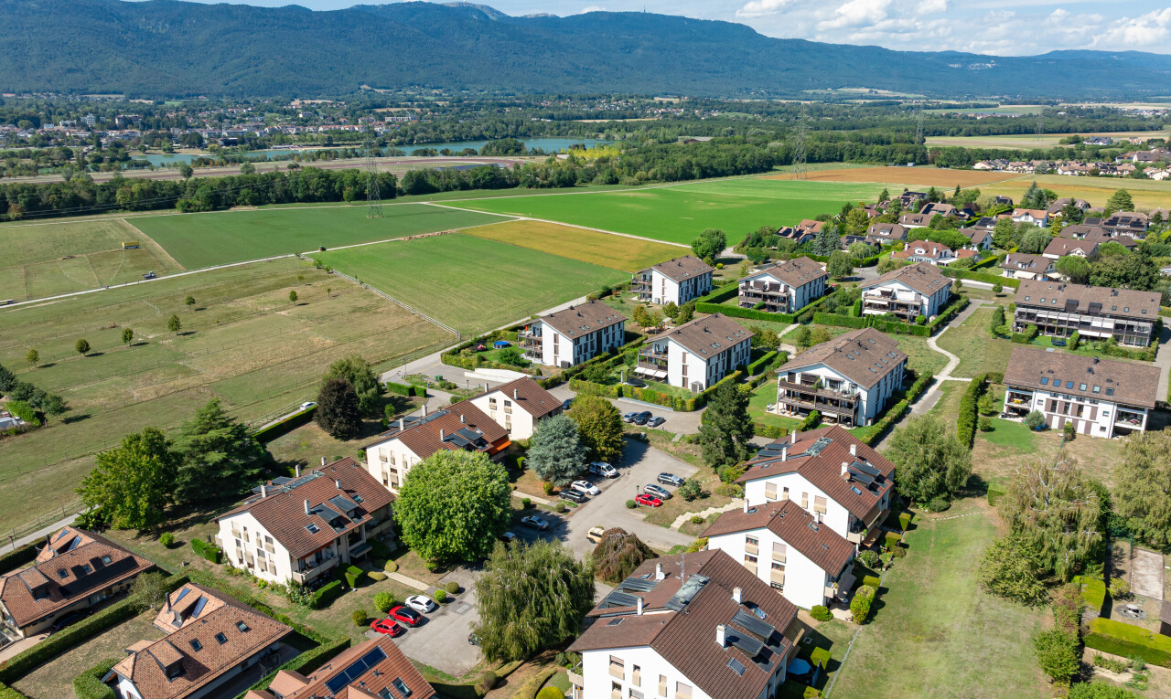 vue sur la montagne avec vue sur la montagne, mountain view, day time, et aerial view