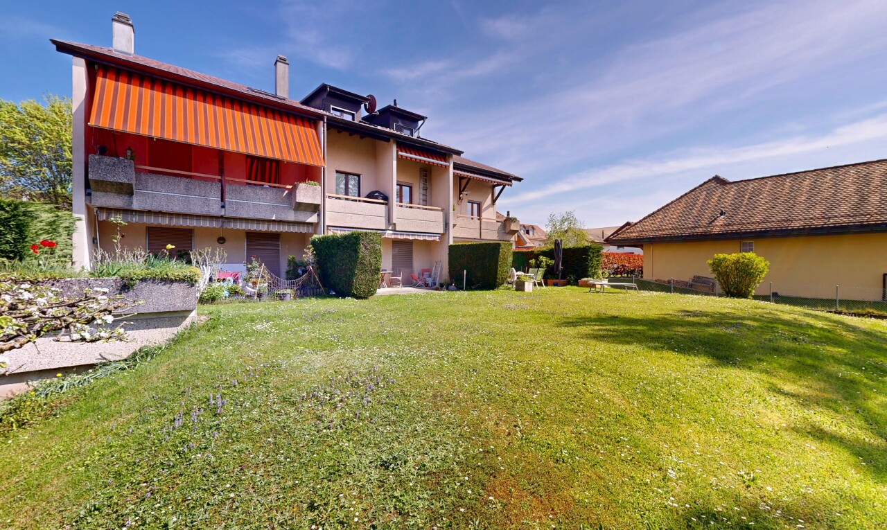 außenansicht mit balkon, rasen, schornstein, und day time