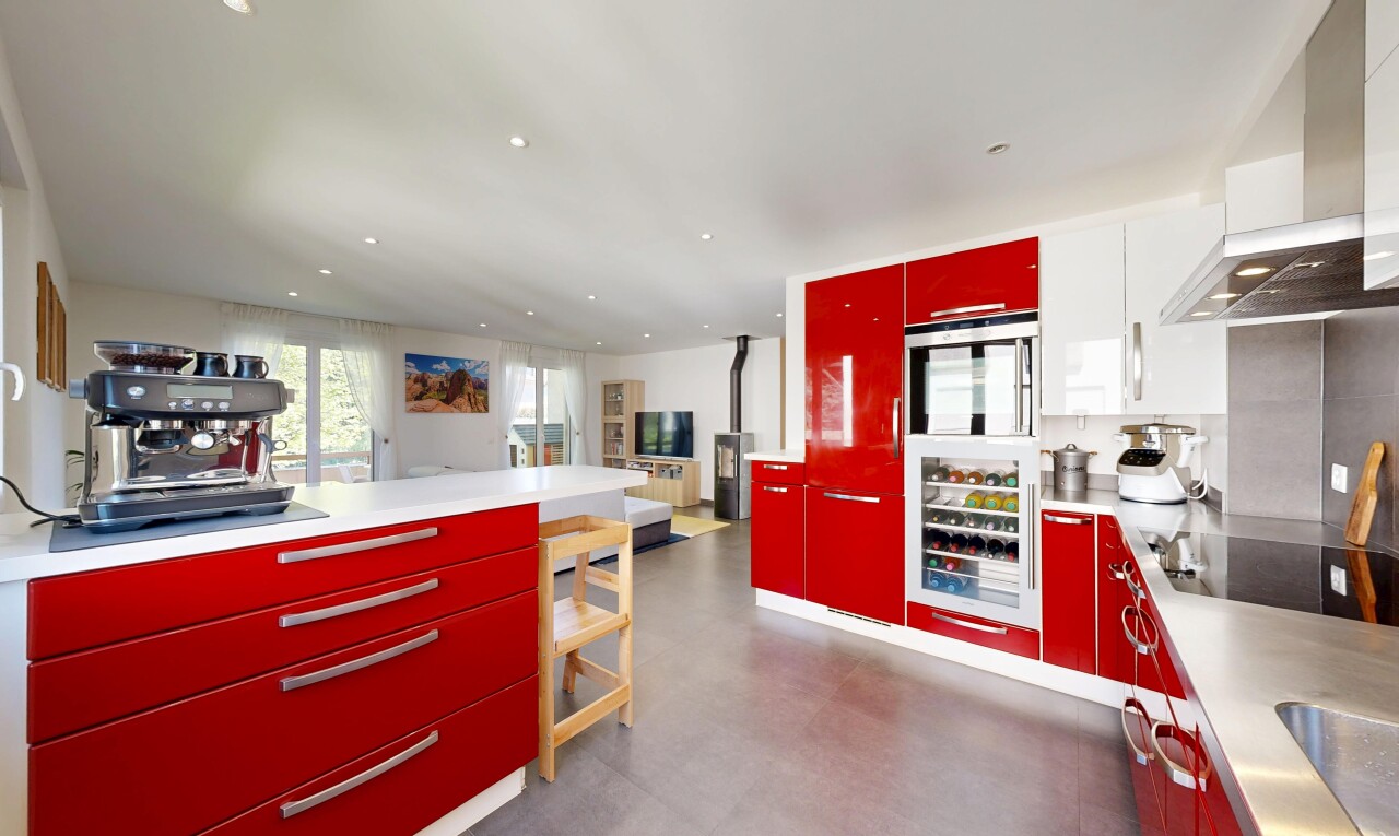 cuisine avec red cabinets, armoires rouges, hotte, light countertops, et plans de travail