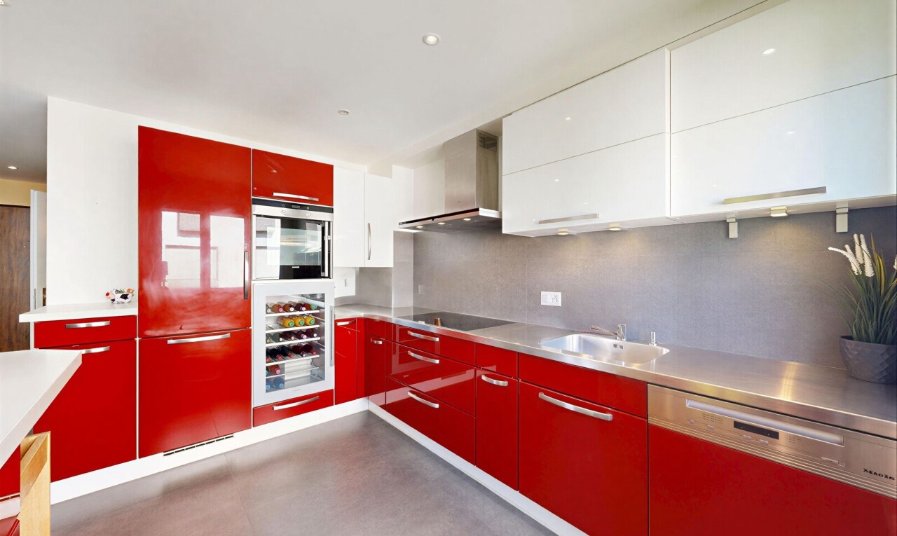 cuisine avec red cabinets, armoires rouges, hotte, inside property, et lave-vaisselle