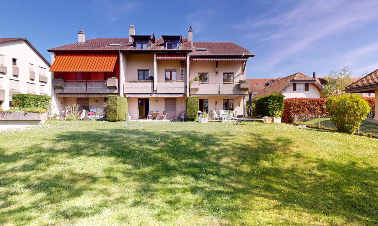 façade avec balcon, cheminée, property visible, pelouse, et day time