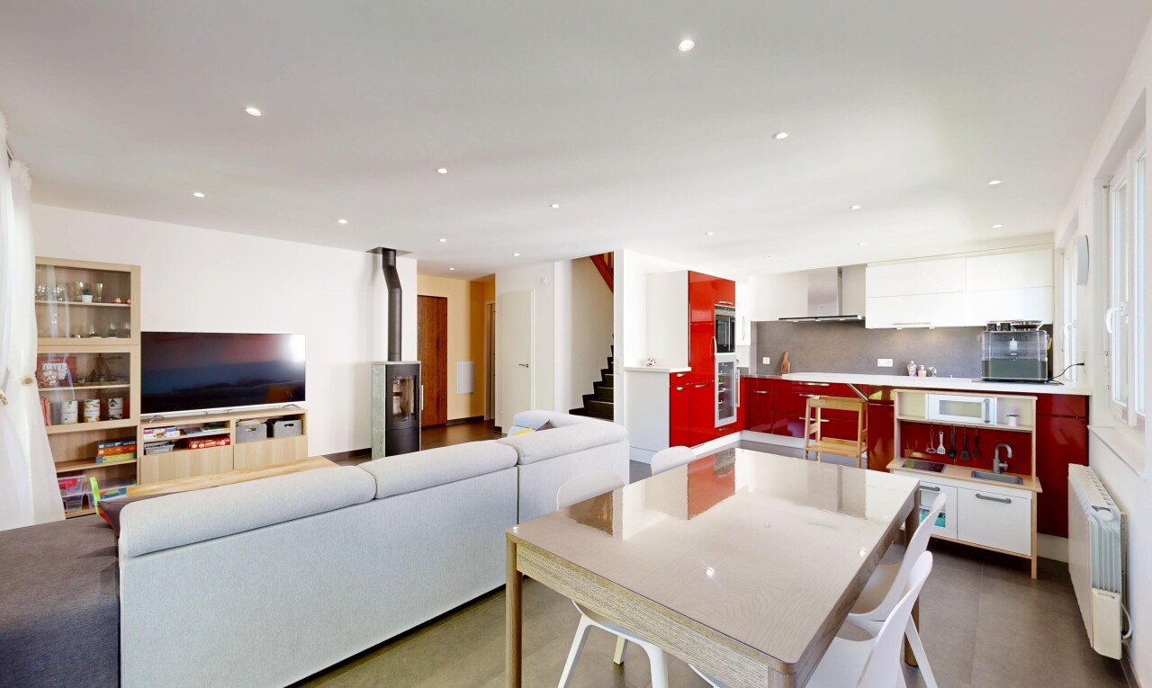 salon / salle à manger avec inside property, télévision, éclairage encastré, recessed lighting, et escaliers