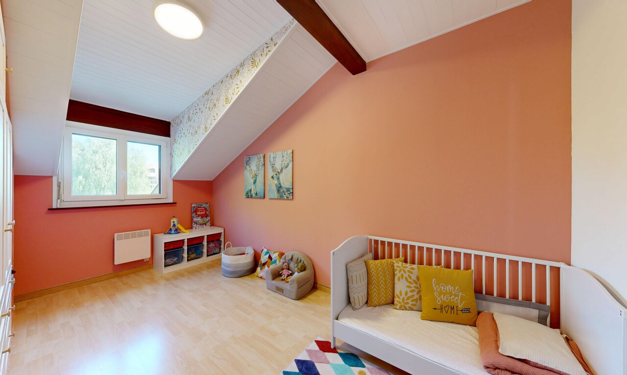 salon avec beamed ceiling, plafond à poutres, wood finish floor, sol en finition bois, et vaulted ceiling