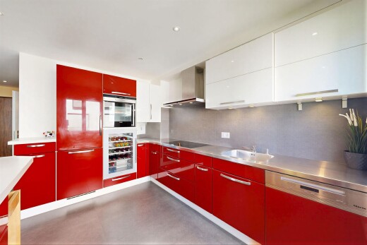 cuisine avec red cabinets, armoires rouges, hotte, inside property, et lave-vaisselle