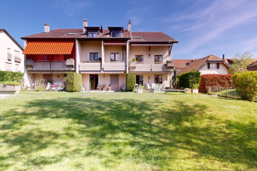façade avec balcon, cheminée, property visible, pelouse, et day time