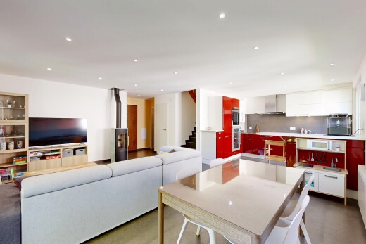 salon / salle à manger avec inside property, télévision, éclairage encastré, recessed lighting, et escaliers