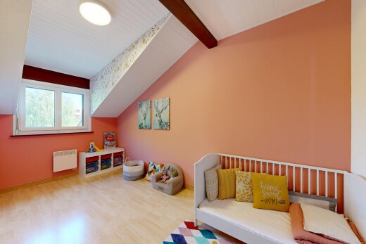salon avec beamed ceiling, plafond à poutres, wood finish floor, sol en finition bois, et vaulted ceiling