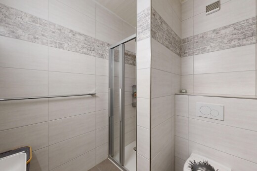 salle de bains avec toilette, douche, salle de bain complète, inside property, et ventilation