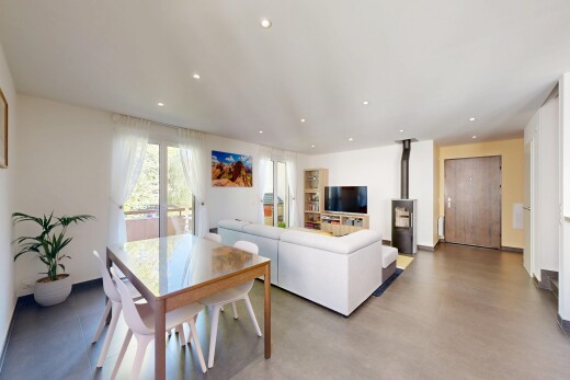 salon / salle à manger avec drywall, cloison sèche, recessed lighting, éclairage encastré, et natural light