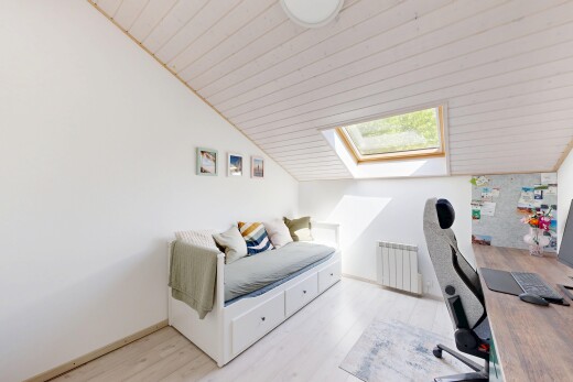 chambre avec pièce supplémentaire, inside property, puits de lumière, sol en finition bois, et wood finish floor