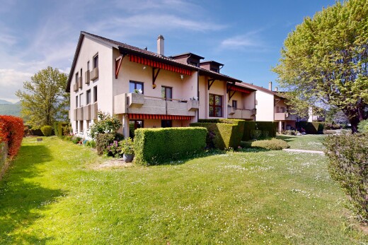 façade avec balcon, pelouse, bardage en stuc, day time, et cheminée