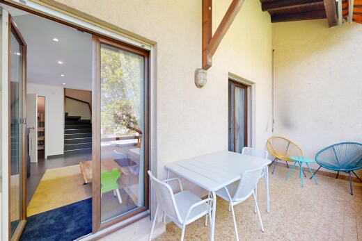 terrasse avec coin repas extérieur et balcon