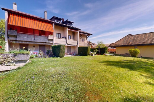 außenansicht mit balkon, rasen, schornstein, und day time
