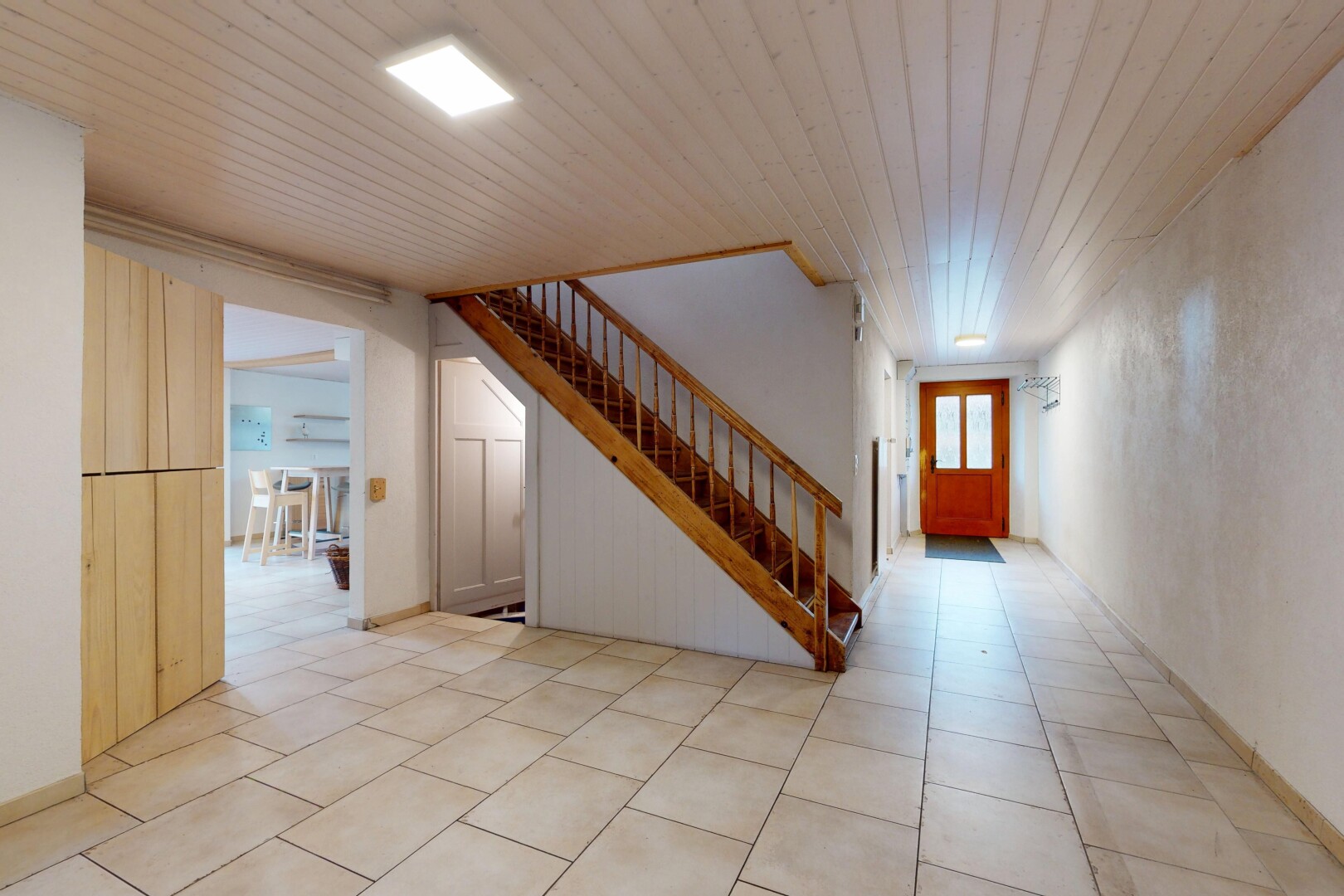 couloir avec escaliers, natural light, lumière naturelle, inside property, et wood ceiling