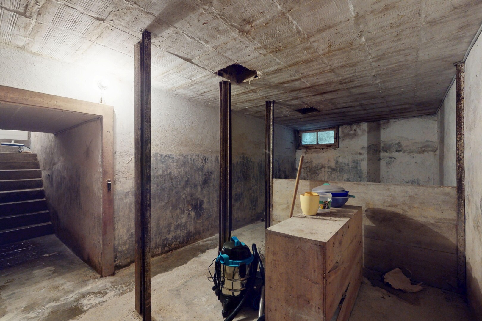 salle de bains avec unfinished concrete floor, inside property, sol en béton, concrete floor, et sous-sol