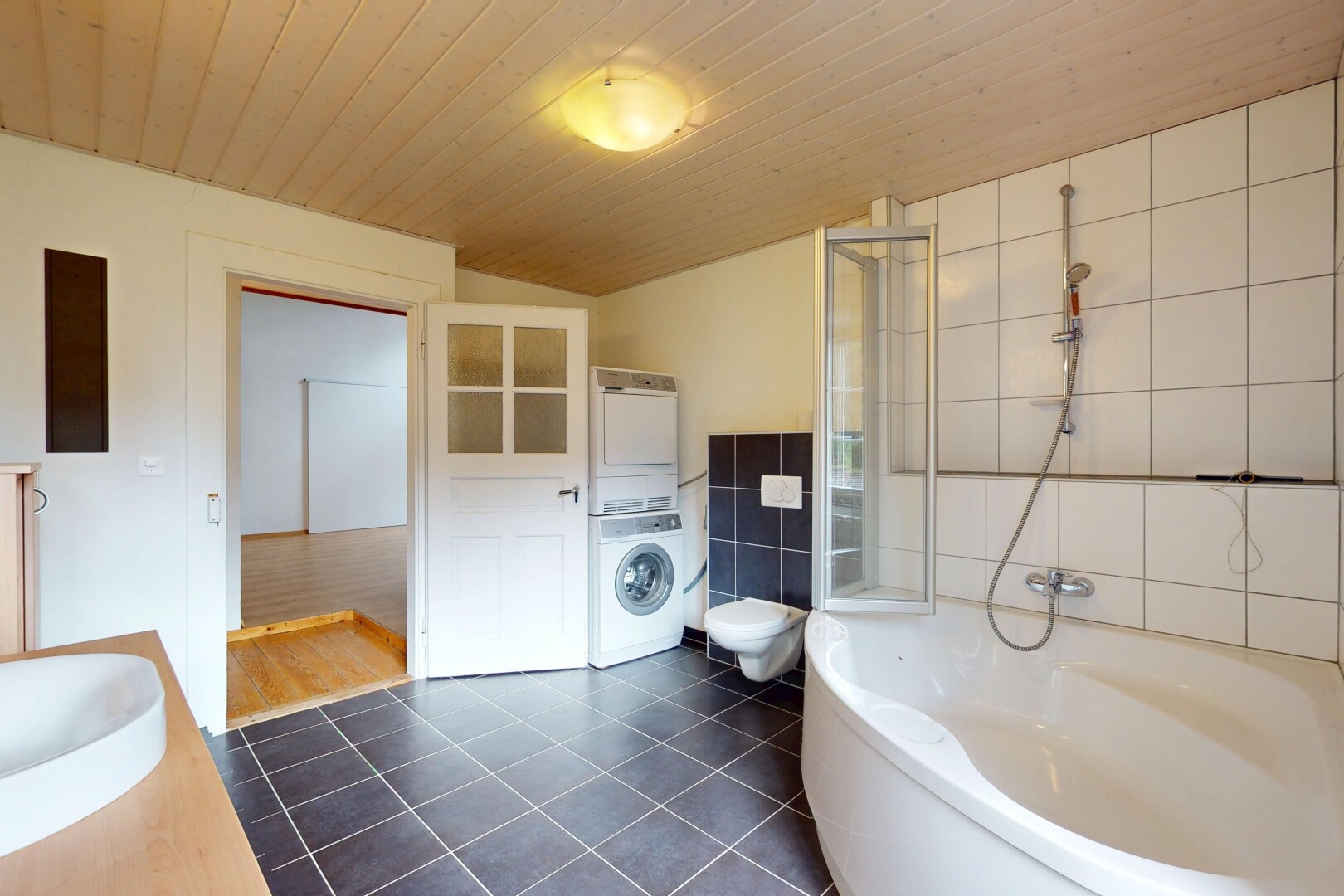 salle de bains avec salle de bain complète, sol en carrelage, tile floor, mur en carrelage, et tile wall