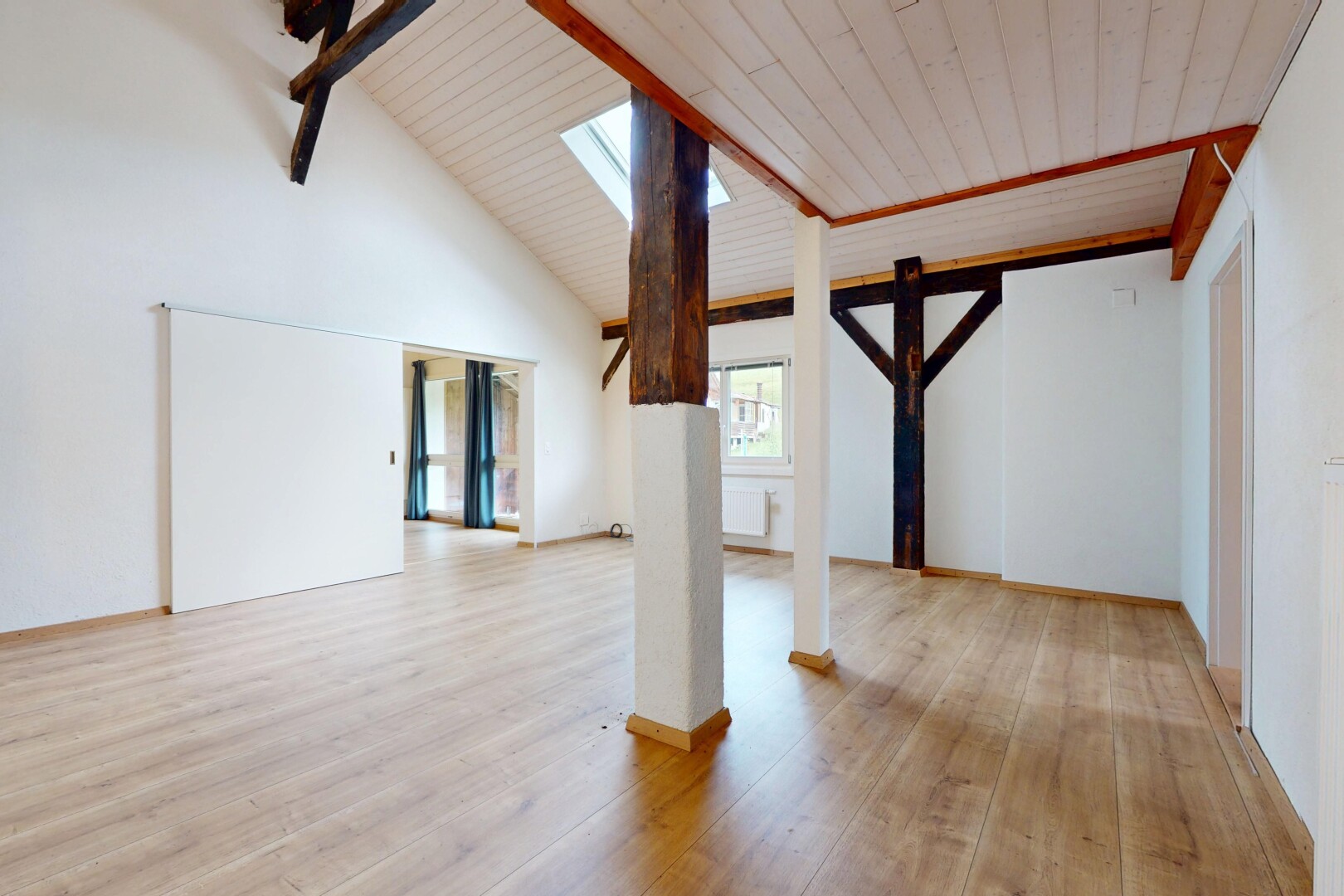 pièce vide avec natural light, lumière naturelle, wood finish floor, sol en finition bois, et drywall