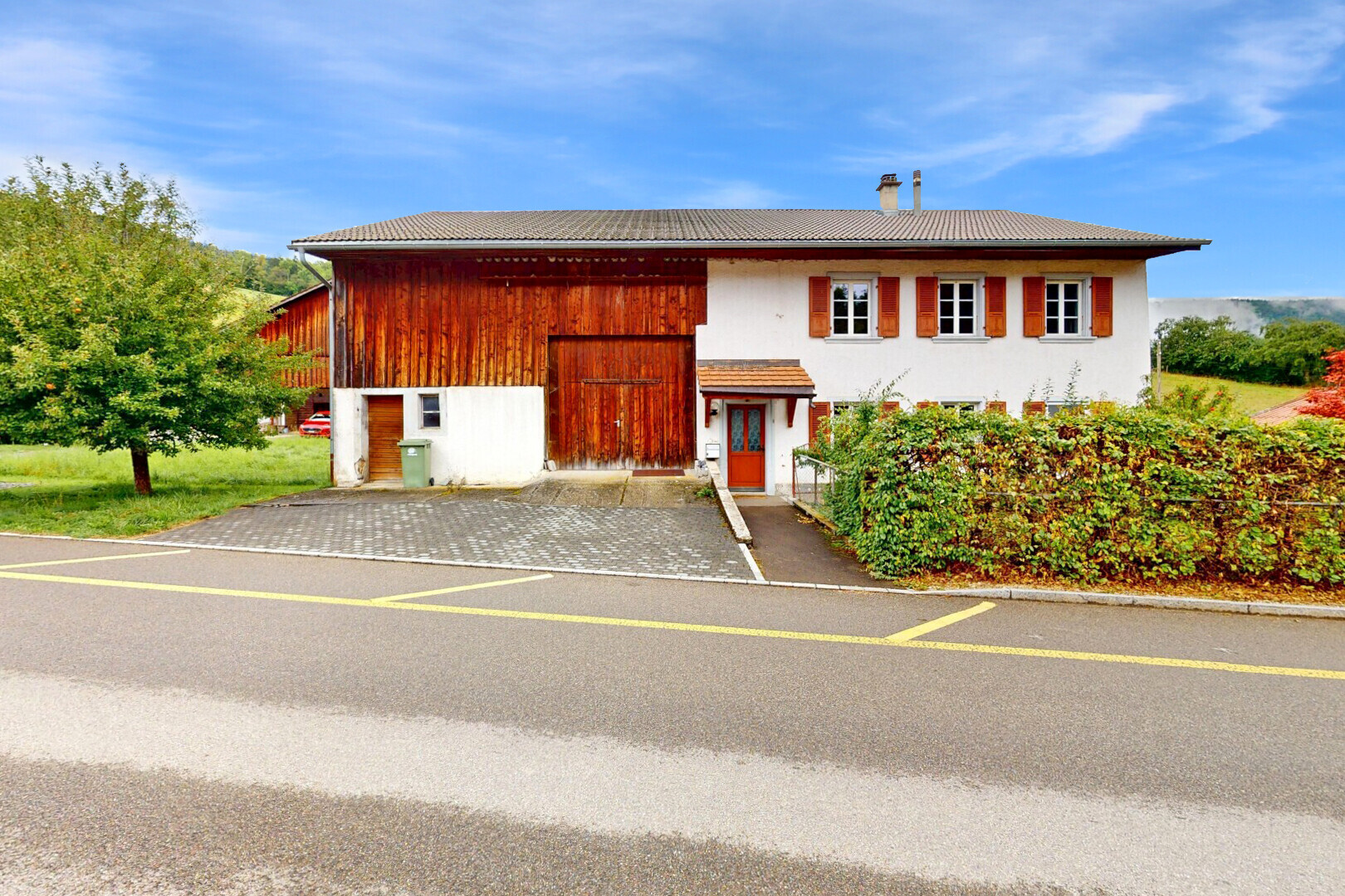 façade avec day time, property visible, bardage vertical, toit en tuiles, et structure extérieure
