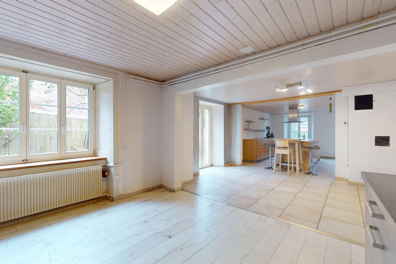 salle à manger avec radiateur, lumière naturelle, natural light, inside property, et cloison sèche